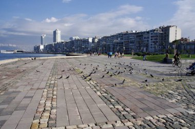 Güvercinli ve arkası düzlüklü Sahil Önü. İzmir, Trkiye, 18 Kasım 2014. 