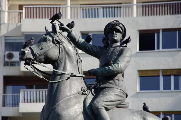 Pombos Sentados Monumento Atatrk Estátua Bronze Equestre Mustafa Kemal Atatrk — Fotografia de Stock