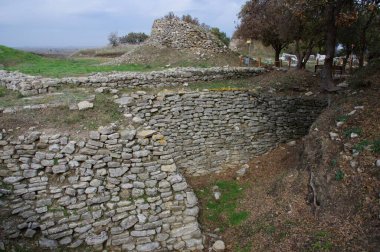 Truva 'nın Antik Şehri' ndeki yıkılmış yapılar. Tevfikiye, Trkiye, 19 Kasım 2014. 