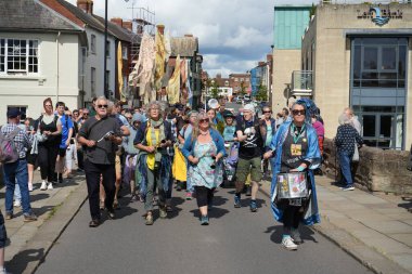 Hereford Caddesi Karnaval Geçidi 'ne katılan insanlar. Hereford, İngiltere, 26 Ağustos 2023. 