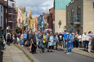 Hereford Caddesi Karnaval Geçidi 'ne katılan insanlar. Hereford, İngiltere, 26 Ağustos 2023. 