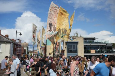 Hereford Caddesi Karnaval Geçidi 'ne katılan insanlar. Hereford, İngiltere, 26 Ağustos 2023. 