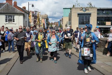 Hereford Caddesi Karnaval Geçidi 'ne katılan insanlar. Hereford, İngiltere, 26 Ağustos 2023. 