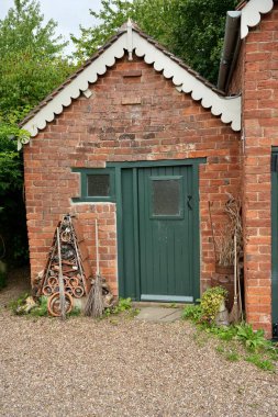The Firs Cottage 'ın yanındaki Bahçe Kulübesi, Edward Elgar' ın doğduğu yer. Lower Broadheath, Worcester, 28 Ağustos 2023. 