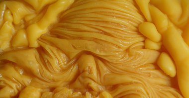 Taze erimiş doğal sarı balmumu kıvrımları güzel kıvrımlar ve desenler halinde.. 