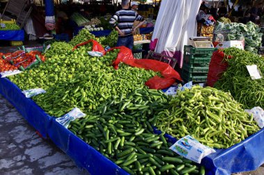 Ayvalk, Balkesir, Trkiye 'deki yerel pazarda 20 Kasım 2014' te taze sebzeler satılıyor.. 