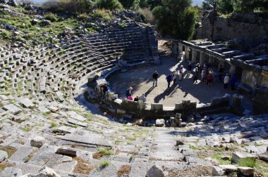 Priene Antik Tiyatro, Athena Polias Tapınağı 'nda bir amfitiyatro. Priene, Türkiye, 22 Kasım 2014. 