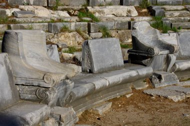 The Priene Antik Tiyatro 'da Stone Thrones, Athena Polias Tapınağı' nda bir amfitiyatro. Priene, Türkiye, 22 Kasım 2014. 