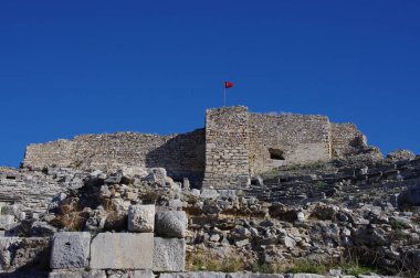 Antik Miletus harabelerinin üzerinde dalgalanan Türk bayrağı. Didim, Aydn, Trkiye, 22 Kasım 2014. 