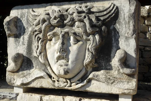 古希腊雕刻在古代迪迪玛阿波罗神庙的废墟上 Didim Aydn Trkiye November 2014 免版税图库照片