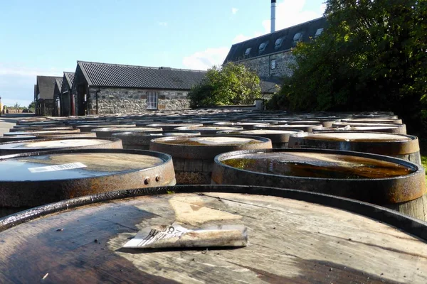 Whisky Barrels Devant Distillerie Glenmorangie Tain Écosse Septembre 2014 Images De Stock Libres De Droits