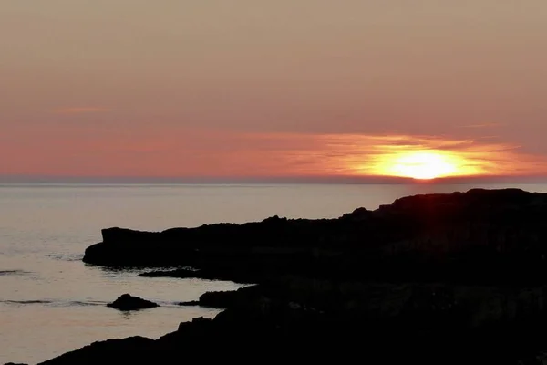Zonsondergang Gezien Vanaf Een North Scotland Beach Met Rotsen Voorgrond — Stockfoto