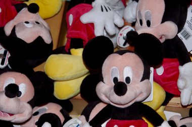 Disneyland Paris 'te bir yığın Micky Mouse oyuncağı. Paris, Fransa, 13 Ağustos 2012.