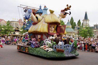Alice Harikalar Diyarı 'nda bir Disneyland Paris Karakter Geçidi' nde. Paris, Fransa, 13 Ağustos 2012. 