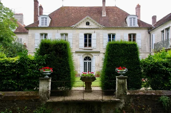 Traditionelles Französisches Gebäude Mit Rotem Dach Und Hecke Der Front — Stockfoto
