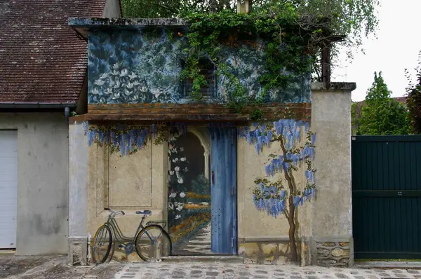 Parede Pintada Azul Extremidade Uma Casa Com Videiras Uma Bicicleta — Fotografia de Stock