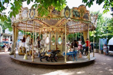 Geleneksel Fransız Atlıkarınca 'sı ağaçların gölgesinde. Vichy, Fransa, 16 Ağustos 2012. 