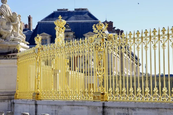 Χρυσή Περίφραξη Έξω Από Την Είσοδο Του Παλατιού Των Βερσαλλιών — Φωτογραφία Αρχείου