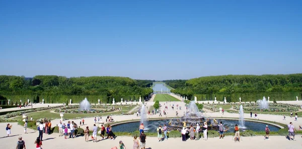 Açık mavi gökyüzünün altında Versailes Bahçeleri Sarayı 'nın geniş bir görüntüsü. Versailles, Fransa, 18 Ağustos 2012. 