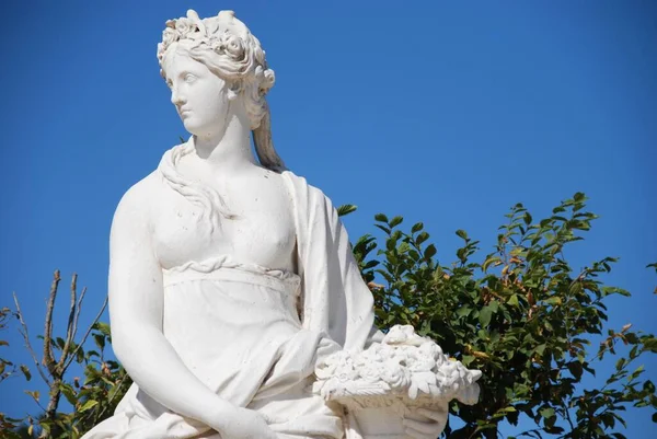 Ohromující Bílá Socha Pod Jasně Modrou Oblohou Paláci Versailes Gardens — Stock fotografie