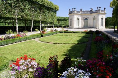 Versailles Sarayı 'ndaki The Pavillon Francais' den çarpıcı bahçeler. Versailles, Fransa, 18 Ağustos 2012. 