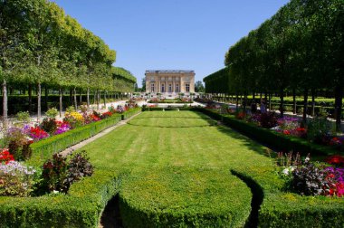 Versailles Sarayı 'ndaki Le Petit Trianon' un önündeki göz kamaştırıcı bahçeler. Versailles, Fransa, 18 Ağustos 2012. 