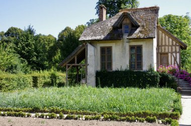 Versailles Sarayı 'ndaki Queens Hamlet' teki bahçıvanın evi. Versailles, Fransa, 18 Ağustos 2012. 