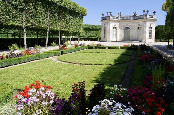 Versailles Sarayı 'ndaki The Pavillon Francais' den çarpıcı bahçeler. Versailles, Fransa, 18 Ağustos 2012. 