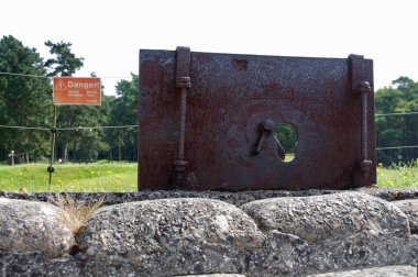 Vimy Ridge Savaş Alanında Demir Dünya Savaşı 'ndan kalma keskin nişancı kılıfı. Vimy, Fransa, 19 Ağustos 2012. 