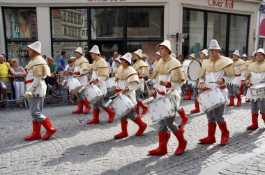 1958 'den beri her 5 yılda bir düzenlenen Altın Ağaç Geçit Töreni' nde bir bando takımı. Bruges, Belçika, 19 Ağustos 2012. 