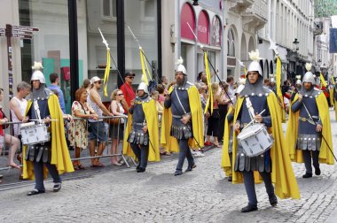 1958 'den beri her 5 yılda bir düzenlenen Altın Ağaç Geçit Töreni Yürüyüşçüleri. Bruges, Belçika, 19 Ağustos 2012. 