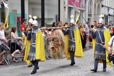 1958 'den beri her 5 yılda bir düzenlenen Altın Ağaç Geçit Töreni' nde büyük bir kesik kafa taşıyan yürüyüşçüler. Bruges, Belçika, 19 Ağustos 2012. 