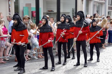 1958 'den beri her 5 yılda bir düzenlenen Altın Ağaç Geçit Töreni Yürüyüşçüleri. Bruges, Belçika, 19 Ağustos 2012. 