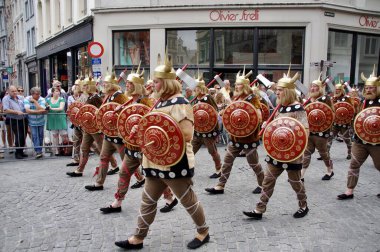1958 'den beri her 5 yılda bir düzenlenen Altın Ağaç Geçit Töreni' nde kılıçlı Viking askerleri. Bruges, Belçika, 19 Ağustos 2012. 