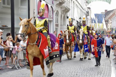 1958 'den beri her 5 yılda bir düzenlenen Altın Ağaç Geçit Töreni' nde at sırtında yürüyüşçüler. Bruges, Belçika, 19 Ağustos 2012. 