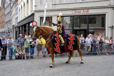1958 'den beri her 5 yılda bir düzenlenen Altın Ağaç Geçit Töreni' nde at sırtında yürüyüşçüler. Bruges, Belçika, 19 Ağustos 2012. 