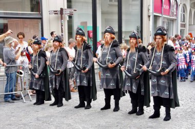 1958 'den beri her 5 yılda bir düzenlenen Altın Ağaç Geçit Töreni Yürüyüşçüleri. Bruges, Belçika, 19 Ağustos 2012. 