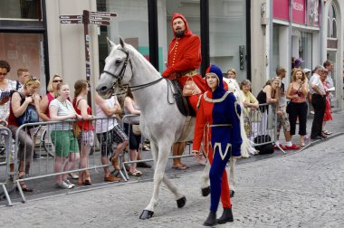 1958 'den beri her 5 yılda bir düzenlenen Altın Ağaç Geçit Töreni' nde at sırtında yürüyüşçüler. Bruges, Belçika, 19 Ağustos 2012. 