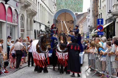 1958 'den beri her 5 yılda bir düzenlenen Altın Ağaç Geçit Töreni' nde bir at arabası. Bruges, Belçika, 19 Ağustos 2012. 