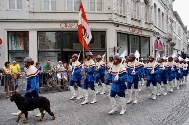 1958 'den beri her 5 yılda bir düzenlenen Altın Ağaç Geçit Töreni Yürüyüşçüleri. Bruges, Belçika, 19 Ağustos 2012. 