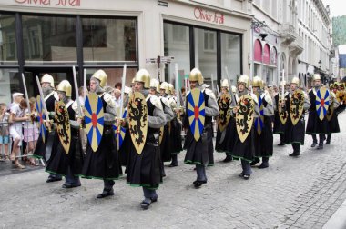 1958 'den beri her 5 yılda bir düzenlenen Altın Ağaç Geçit Töreni Yürüyüşçüleri. Bruges, Belçika, 19 Ağustos 2012. 
