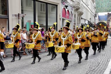 1958 'den beri her 5 yılda bir düzenlenen Altın Ağaç Geçit Töreni' nde bir bando takımı. Bruges, Belçika, 19 Ağustos 2012. 