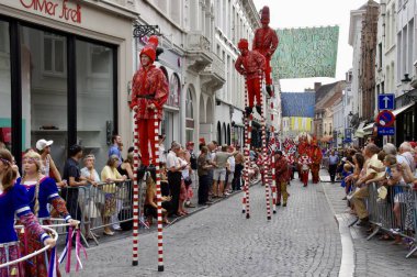 1958 'den beri her 5 yılda bir düzenlenen Altın Ağaç Geçit Töreni' ndeki karakterler. Bruges, Belçika, 19 Ağustos 2012. 