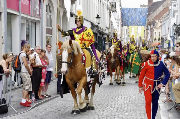 Marscher Hästryggen Procession Golden Tree Pageant Hålls Vart Femte Sedan — Stockfoto