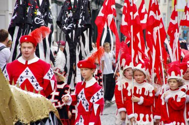 1958 'den beri her 5 yılda bir düzenlenen Altın Ağaç Geçit Töreni Yürüyüşçüleri. Bruges, Belçika, 19 Ağustos 2012. 