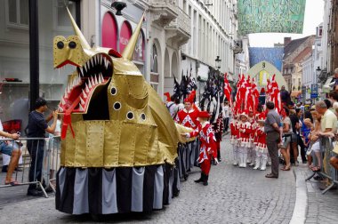 1958 'den beri her 5 yılda bir düzenlenen Altın Ağaç Geçit Töreni' nde ejderhalı yürüyüşçüler. Bruges, Belçika, 19 Ağustos 2012. 