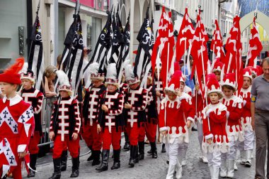 1958 'den beri her 5 yılda bir düzenlenen Altın Ağaç Geçit Töreni Yürüyüşçüleri. Bruges, Belçika, 19 Ağustos 2012. 