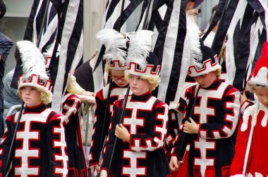 1958 'den beri her 5 yılda bir düzenlenen Altın Ağaç Geçit Töreni Yürüyüşçüleri. Bruges, Belçika, 19 Ağustos 2012. 