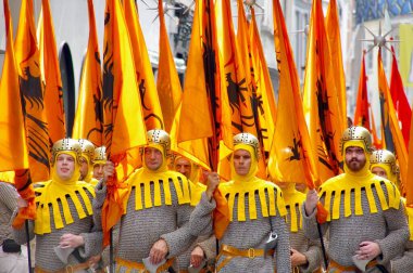 1958 'den beri her 5 yılda bir düzenlenen Altın Ağaç Geçit Töreni' nde sarı bayraklı yürüyüşçüler. Bruges, Belçika, 19 Ağustos 2012. 