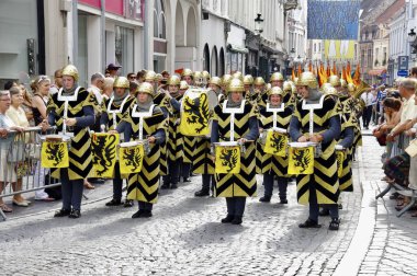 1958 'den beri her 5 yılda bir düzenlenen Altın Ağaç Geçit Töreni' nde siyah ve sarı davul grubu vardı. Bruges, Belçika, 19 Ağustos 2012. 